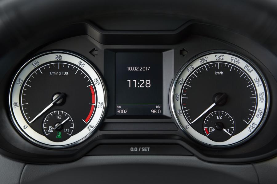 Панель приборов Skoda Octavia Combi G-Tec 2017 года  (WW) (фото 3 из 16)
